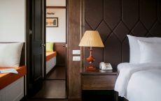 Connecting suite balcony