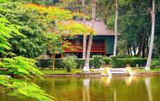 Hanoi City tour: Uncle Ho's House