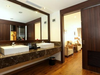 Lake view Suite balcony