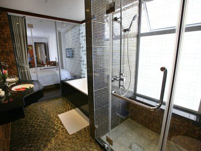 Deluxe Bathroom
