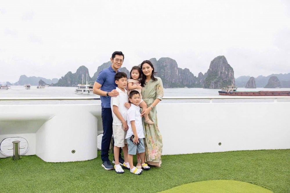 Bhutan King and Queen enjoy Halong bay cruise